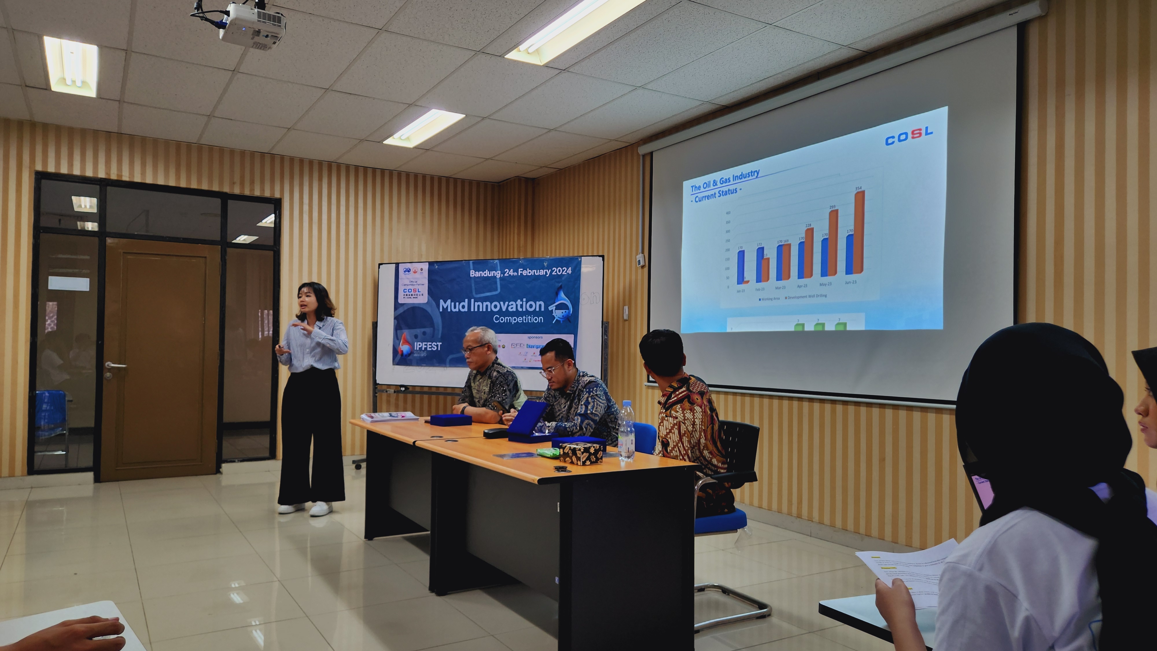 Participants presenting their mud innovation at the Mud Innovation Competition