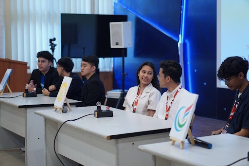Participants answering questions at the Smart Competition